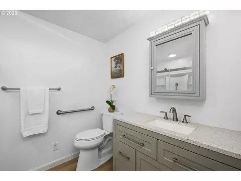 Bath - 619 Blackstone St, Springfield, OR 97477 photo 2 of 3