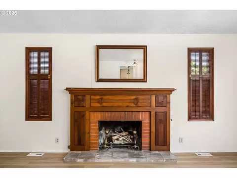 Living - 619 Blackstone St, Springfield, OR 97477 photo 3 of 5