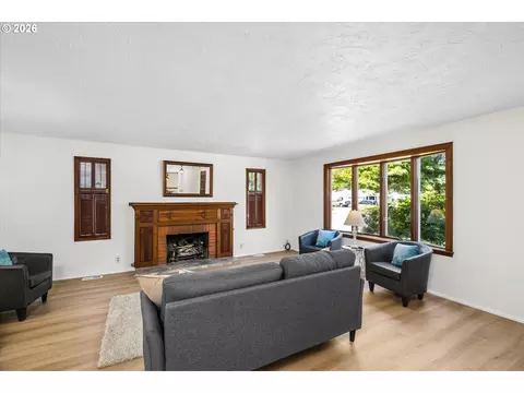 Living - 619 Blackstone St, Springfield, OR 97477 photo 2 of 5