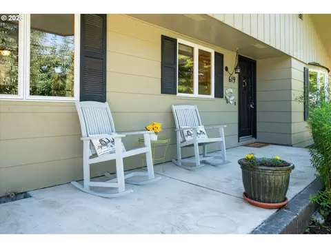 Exterior - 619 Blackstone St, Springfield, OR 97477 photo 3 of 10