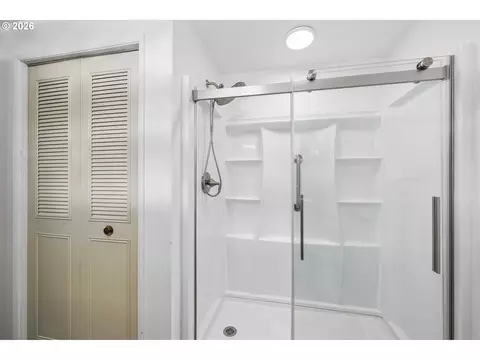 Bath - 619 Blackstone St, Springfield, OR 97477 photo 3 of 3