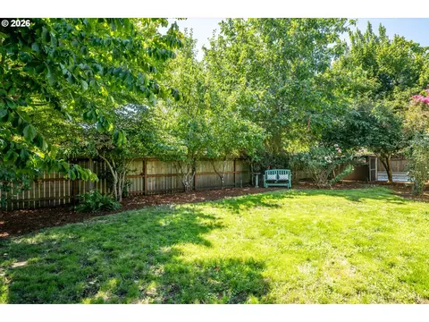 Exterior - 619 Blackstone St, Springfield, OR 97477 photo 8 of 10