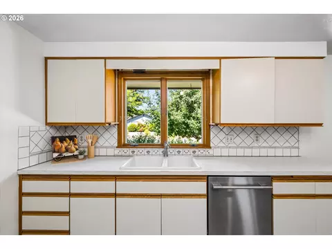 Kitchen - 619 Blackstone St, Springfield, OR 97477 photo 1 of 4