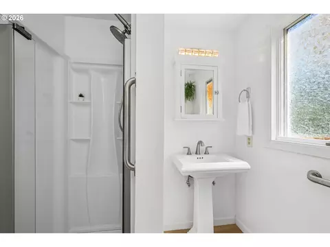 Bath - 619 Blackstone St, Springfield, OR 97477 photo 1 of 3