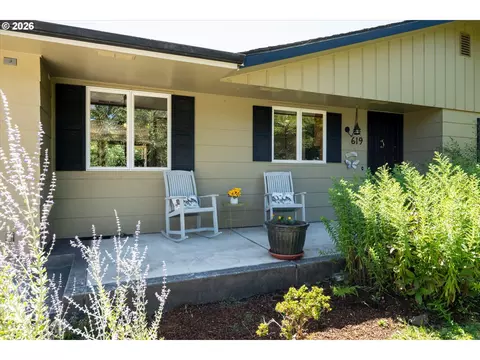 Exterior - 619 Blackstone St, Springfield, OR 97477 photo 2 of 10