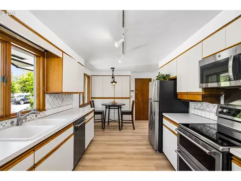 Kitchen - 619 Blackstone St, Springfield, OR 97477 photo 4 of 4