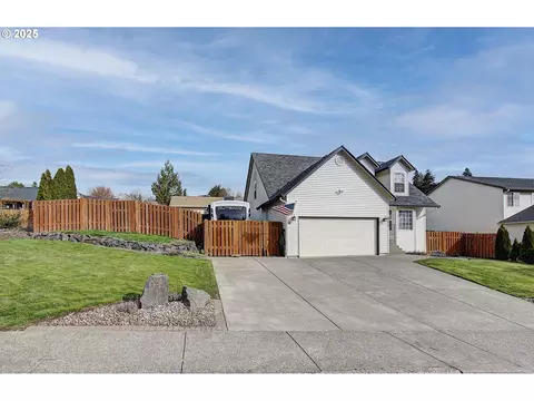 827 E 7th St, La Center, WA 98629