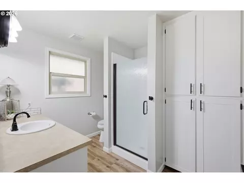 Bath - 37845 Shenandoah Loop, Springfield, OR 97478 photo 1 of 3