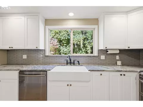 Kitchen - 37845 Shenandoah Loop, Springfield, OR 97478 photo 4 of 5