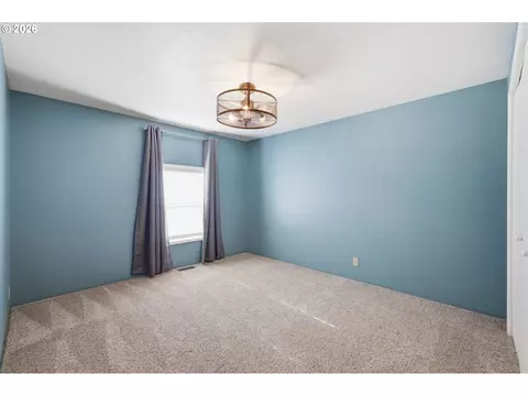 Bedroom - 37845 Shenandoah Loop, Springfield, OR 97478 photo 3 of 5