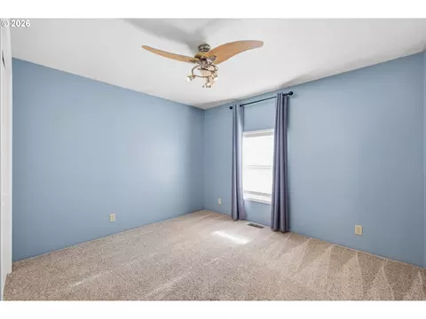 Bedroom - 37845 Shenandoah Loop, Springfield, OR 97478 photo 5 of 5