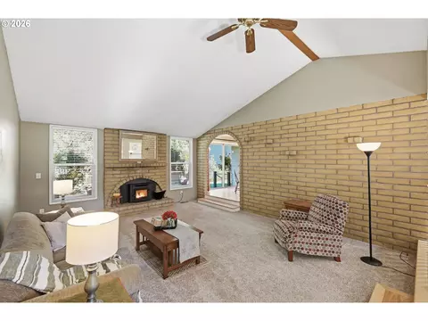 Living - 37845 Shenandoah Loop, Springfield, OR 97478 photo 2 of 6