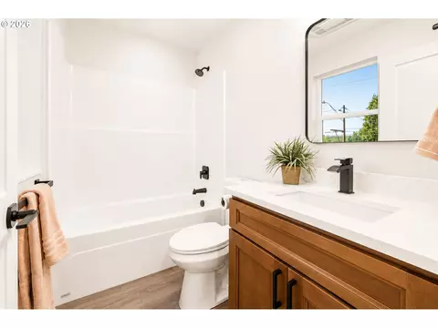 Bath - 505 17th St, Springfield, OR 97477 photo 1 of 2