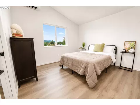 Bedroom - 505 17th St, Springfield, OR 97477 photo 2 of 4