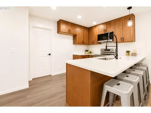 Kitchen - 505 17th St, Springfield, OR 97477 photo 1 of 2