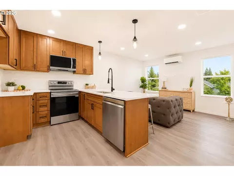 Kitchen - 505 17th St, Springfield, OR 97477 photo 2 of 2