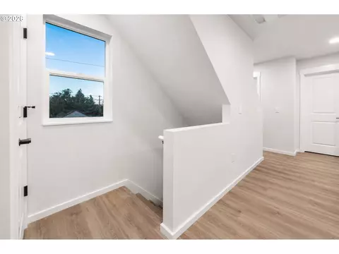 Entry Way - 505 17th St, Springfield, OR 97477 photo 1 of 2