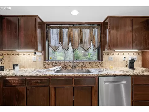 Kitchen - 113 Walnut Dr, Rogue River, OR 97537 photo 2 of 3