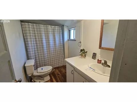Bath - 930 C Ave, Powers, OR 97466 photo 1 of 1