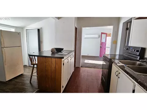 Kitchen - 930 C Ave, Powers, OR 97466 photo 1 of 2