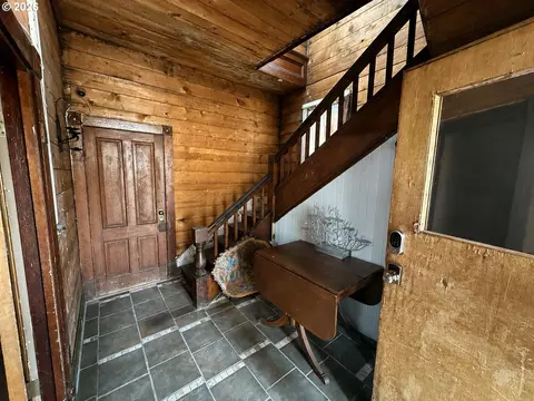 Entry Way - 618 S Main St, Pendleton, OR 97801 photo 2 of 2