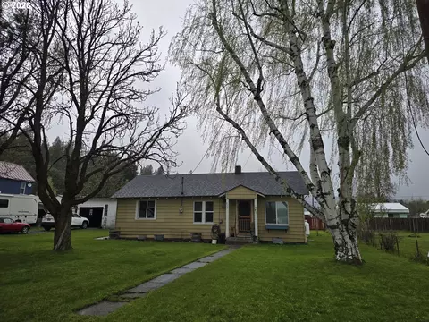 206 S Spruce St, Wallowa, OR 97885