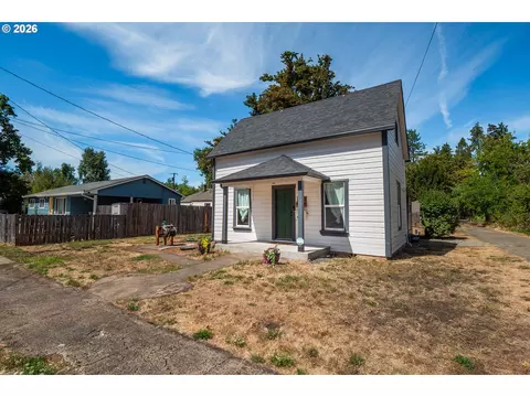 126 E Madison Ave, Cottage Grove, OR 97424