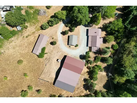 3450 Shoestring Rd, Riddle, OR 97469