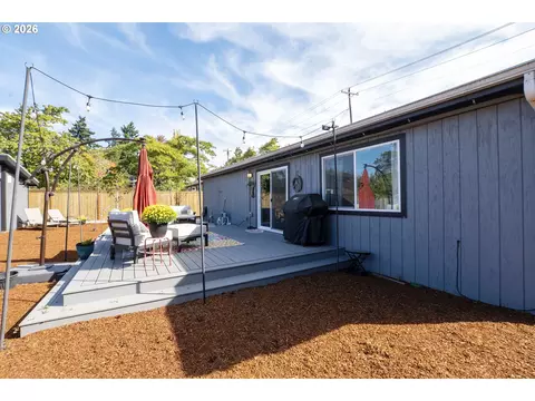 Exterior - 1161 W 18th Ave, Eugene, OR 97402 photo 3 of 8