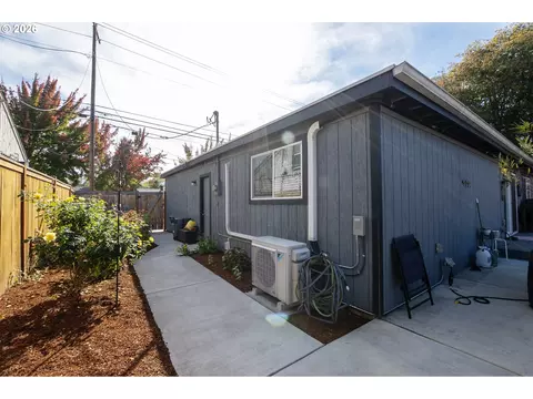 Exterior - 1161 W 18th Ave, Eugene, OR 97402 photo 8 of 8