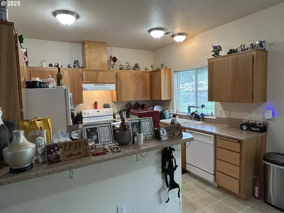 1102 Cook St, Myrtle Creek, OR 97457 | MLS# 182920786 | 27 Photos - Movoto