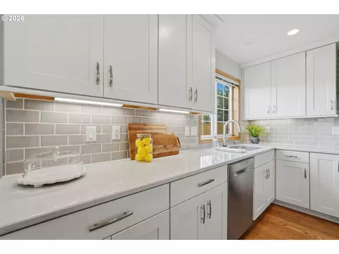 Kitchen - 2350 NW 26th Ave, Camas, WA 98607 photo 5 of 8