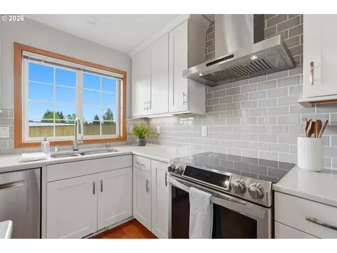 Kitchen - 2350 NW 26th Ave, Camas, WA 98607 photo 4 of 8