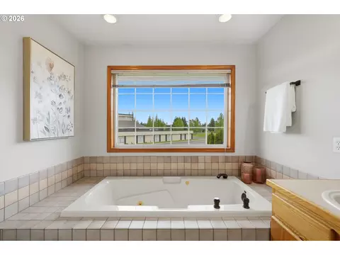 Bath - 2350 NW 26th Ave, Camas, WA 98607 photo 3 of 4