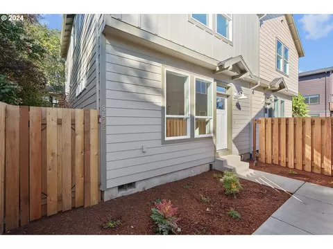 8625 SE Washington St, Portland, OR 97216