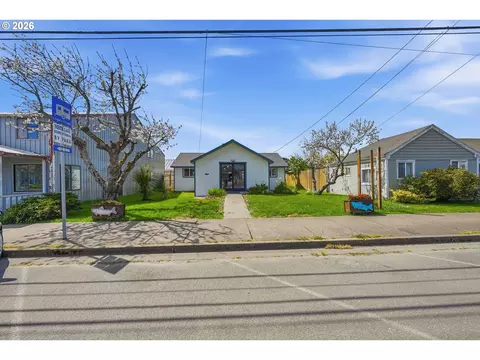 125 N 8th St, Lakeside, OR 97449