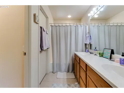 Bath - 5304 Wales Dr, Eugene, OR 97402 photo 5 of 5