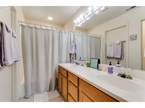 Bath - 5304 Wales Dr, Eugene, OR 97402 photo 4 of 5