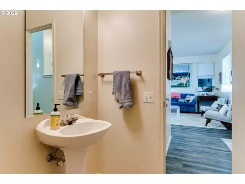 Bath - 5304 Wales Dr, Eugene, OR 97402 photo 2 of 5