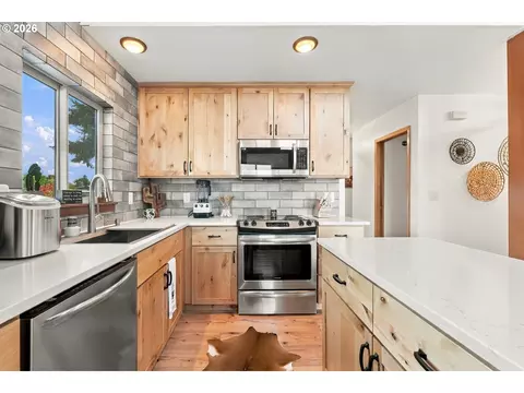 Kitchen - 9720 SE 362nd Ave, Boring, OR 97009 photo 1 of 4