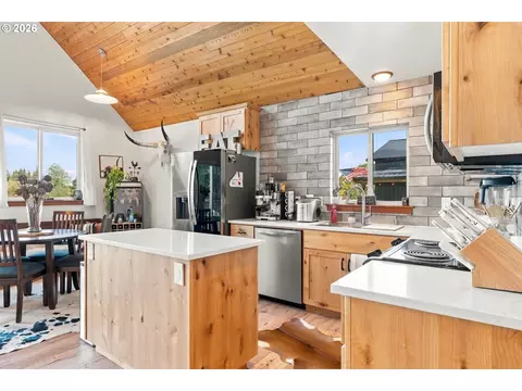 Kitchen - 9720 SE 362nd Ave, Boring, OR 97009 photo 3 of 4