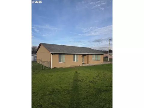 600 SE Carrol St, Winston, OR 97496