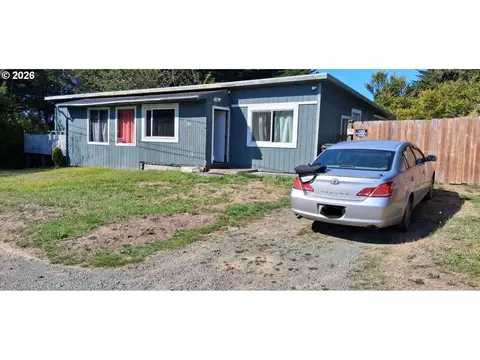 715 9th St, Bandon, OR 97411