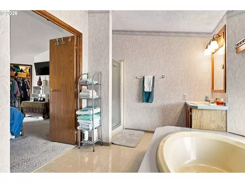 Bath - 3700 Babcock Ln, Eugene, OR 97401 photo 2 of 4