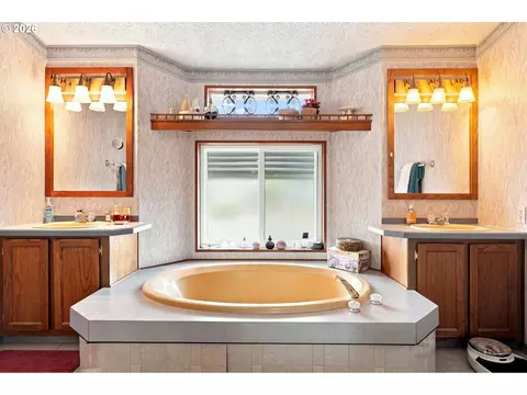 Bath - 3700 Babcock Ln, Eugene, OR 97401 photo 1 of 4