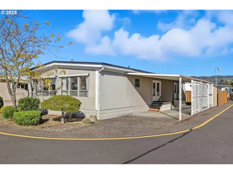 2902 E 2nd St #67, Newberg, OR 97132
