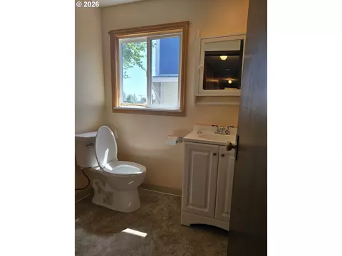 Bath - 58 S High Rd, Wamic, OR 97063 photo 2 of 2