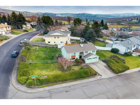 3540 Royal Crest Dr, The Dalles, OR 97058