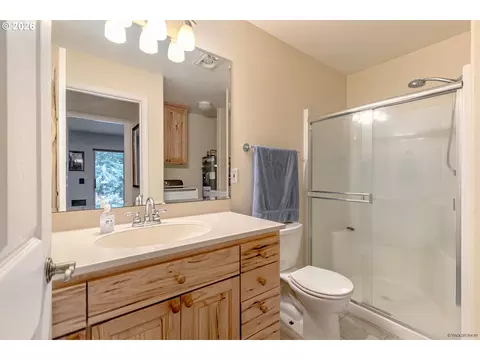 Bath - 53221 E Marmot Rd, Sandy, OR 97055 photo 2 of 2