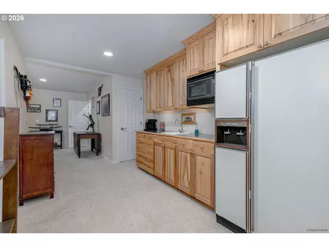 Kitchen - 53221 E Marmot Rd, Sandy, OR 97055 photo 6 of 6